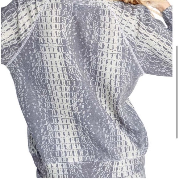 NWT 💋🦊 WILDFOX Wetlands Sommers Sweater - top only - Picture 7 of 14